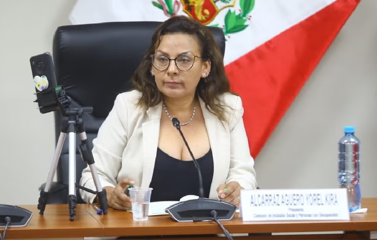 Comisión de Ética aprueba indagar de oficio para Kira Alcarraz