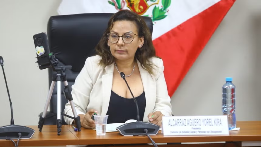 Comisión de Ética aprueba indagar de oficio para Kira Alcarraz