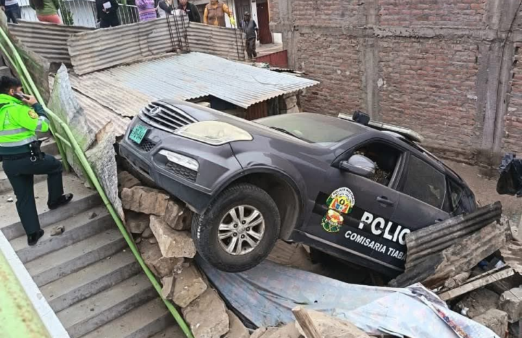 Patrullero policial cae sobre vivienda en Tiabaya