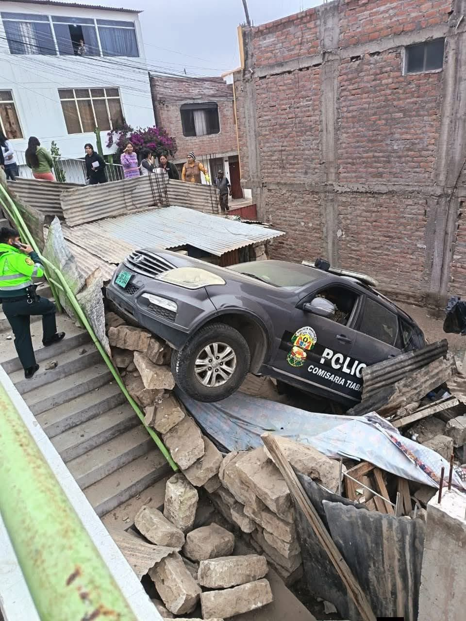Patrullero policial cae sobre vivienda en Tiabaya