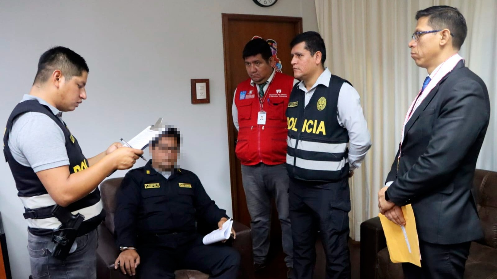 Dictan 18 meses de prisión preventiva a 6 policías acusados de “sembrar” droga