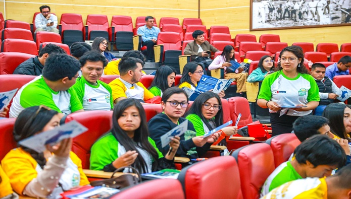 Ministerio de Energía y Minas capacitó a 3,390 personas en temas mineros