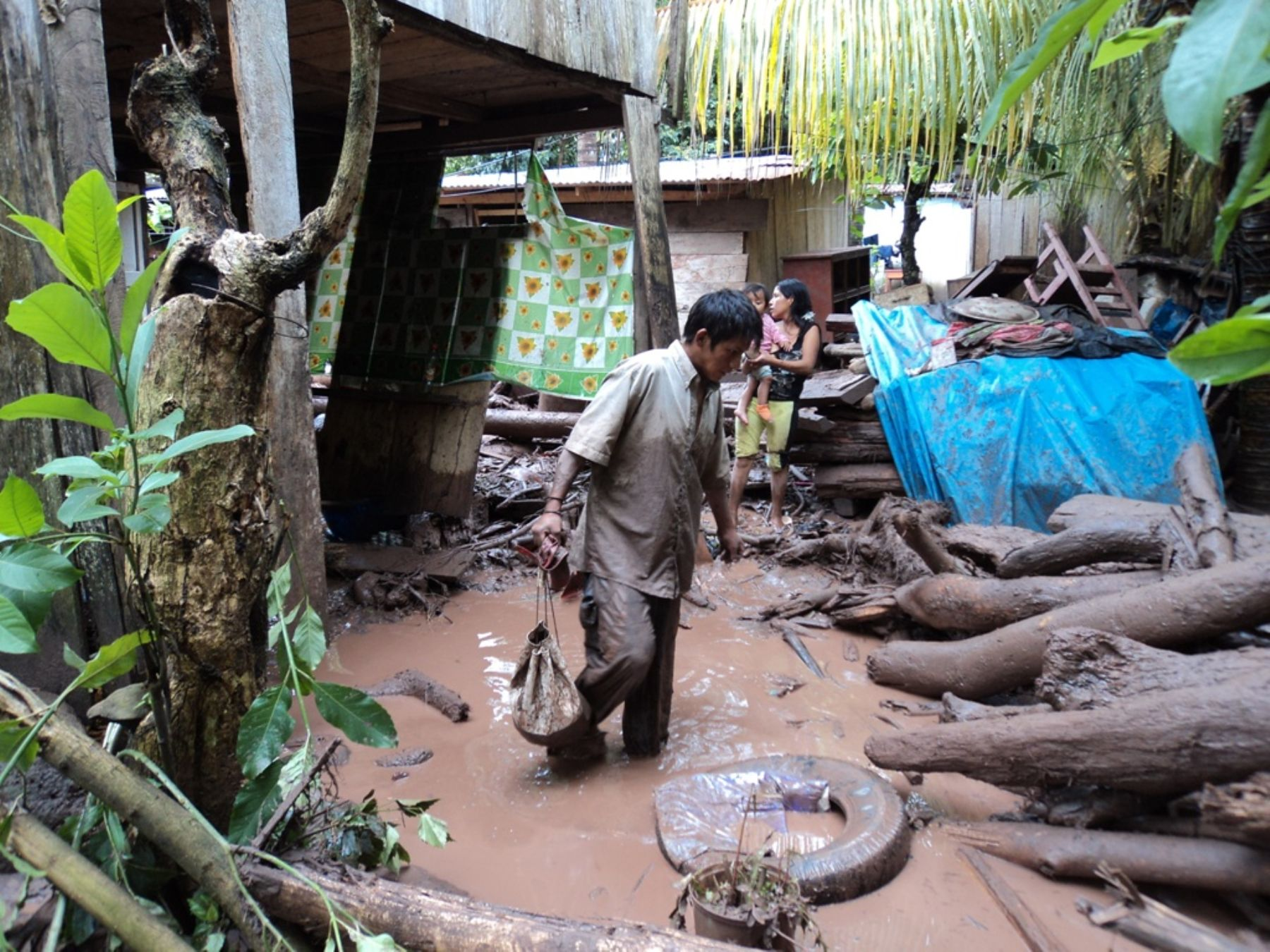 Lluvias activan quebradas y causan daños en viviendas y carreteras