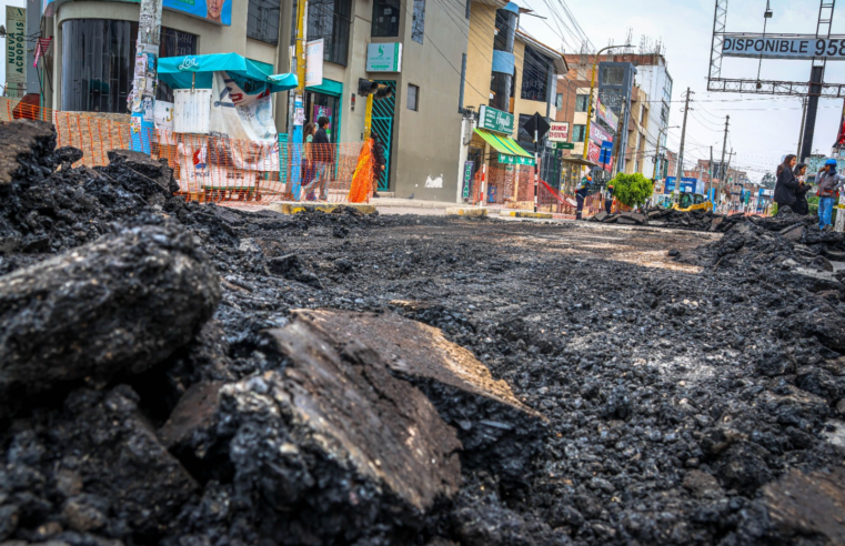 Retiran asfalto colocado bajo lluvia en la avenida Lambramani