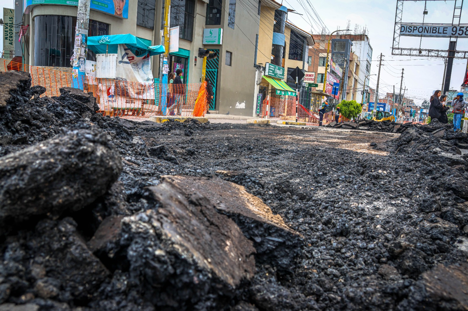 Retiran asfalto colocado bajo lluvia en la avenida Lambramani