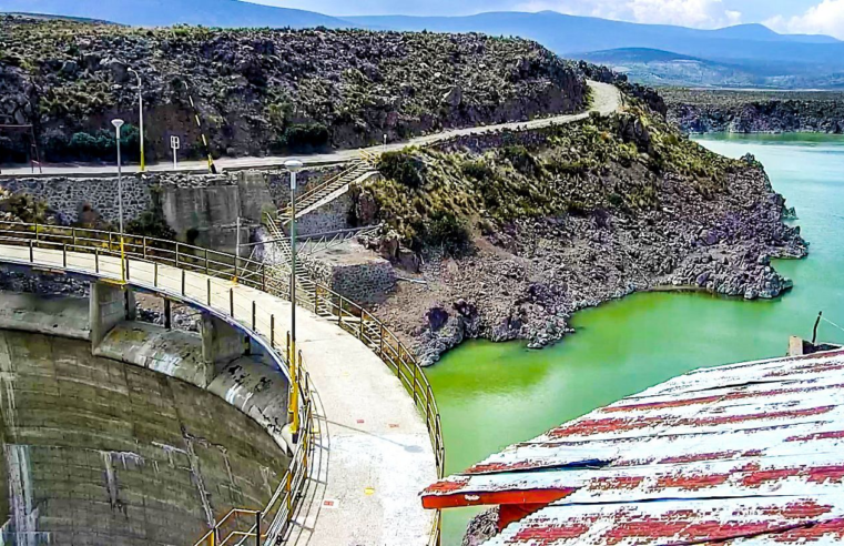 Represas del sistema regulado del río Chili con niveles favorables de agua