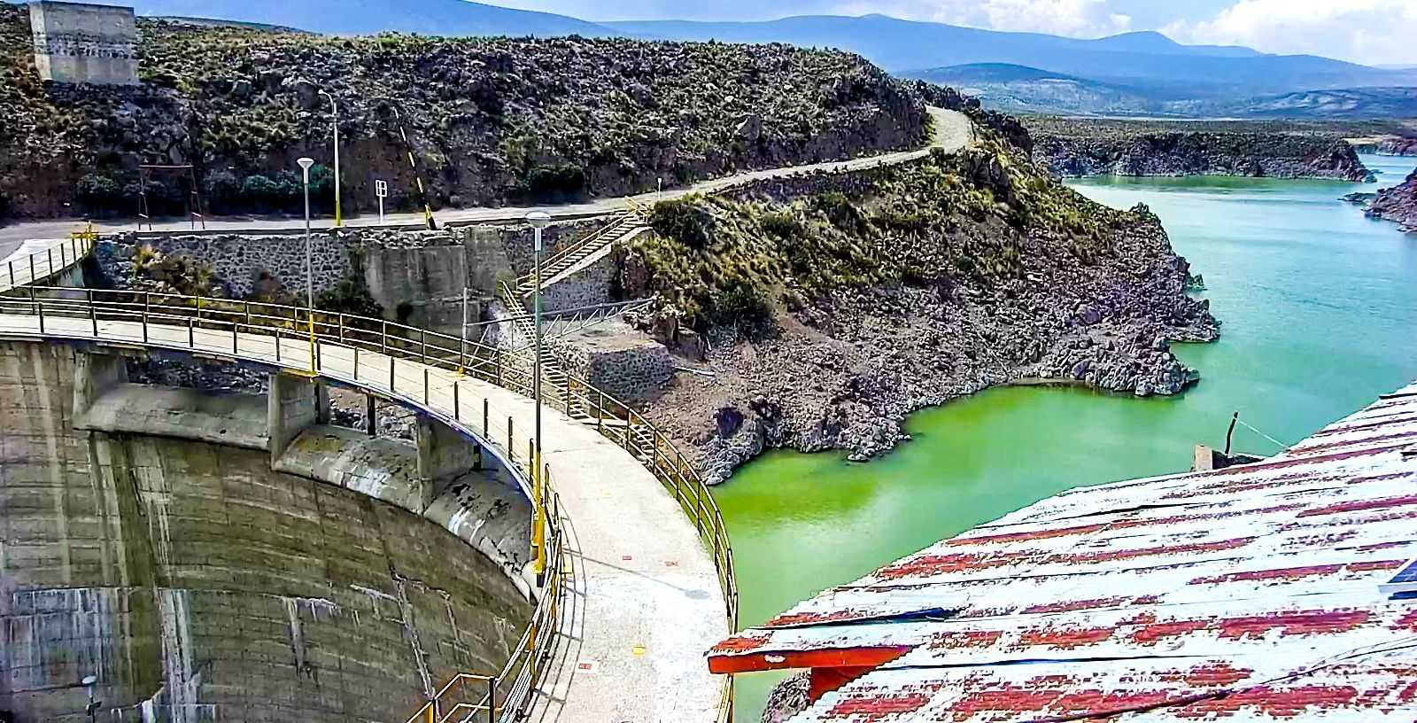 Represas del sistema regulado del río Chili con niveles favorables de agua