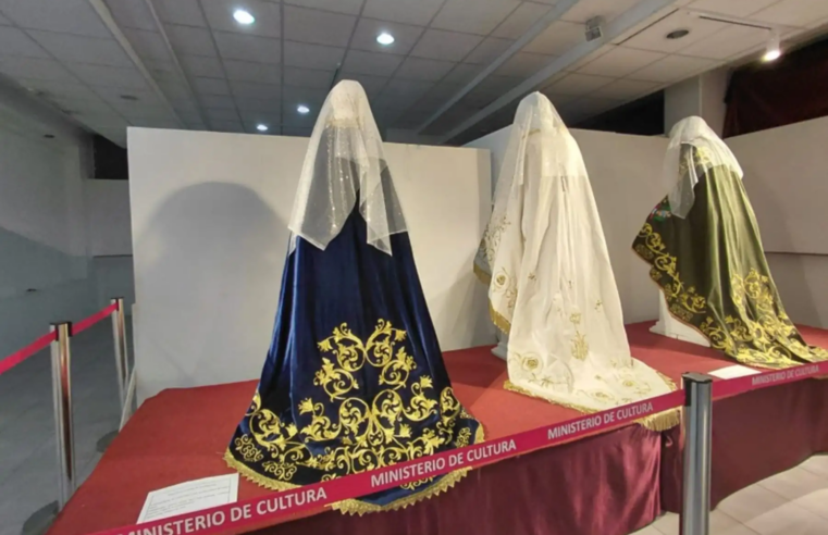 Exhiben por primera vez 15 mantos históricos de la Virgen de la Candelaria