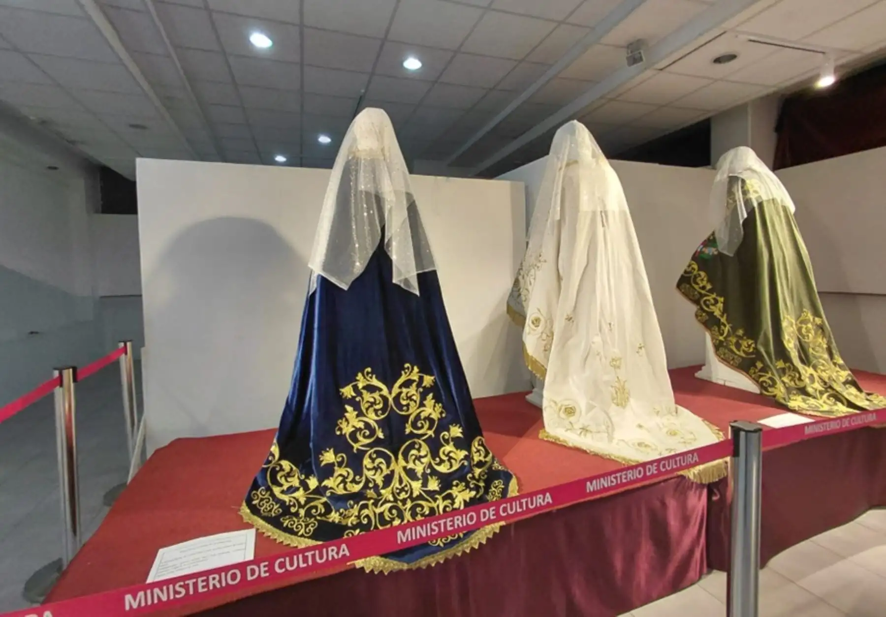 Exhiben por primera vez 15 mantos históricos de la Virgen de la Candelaria