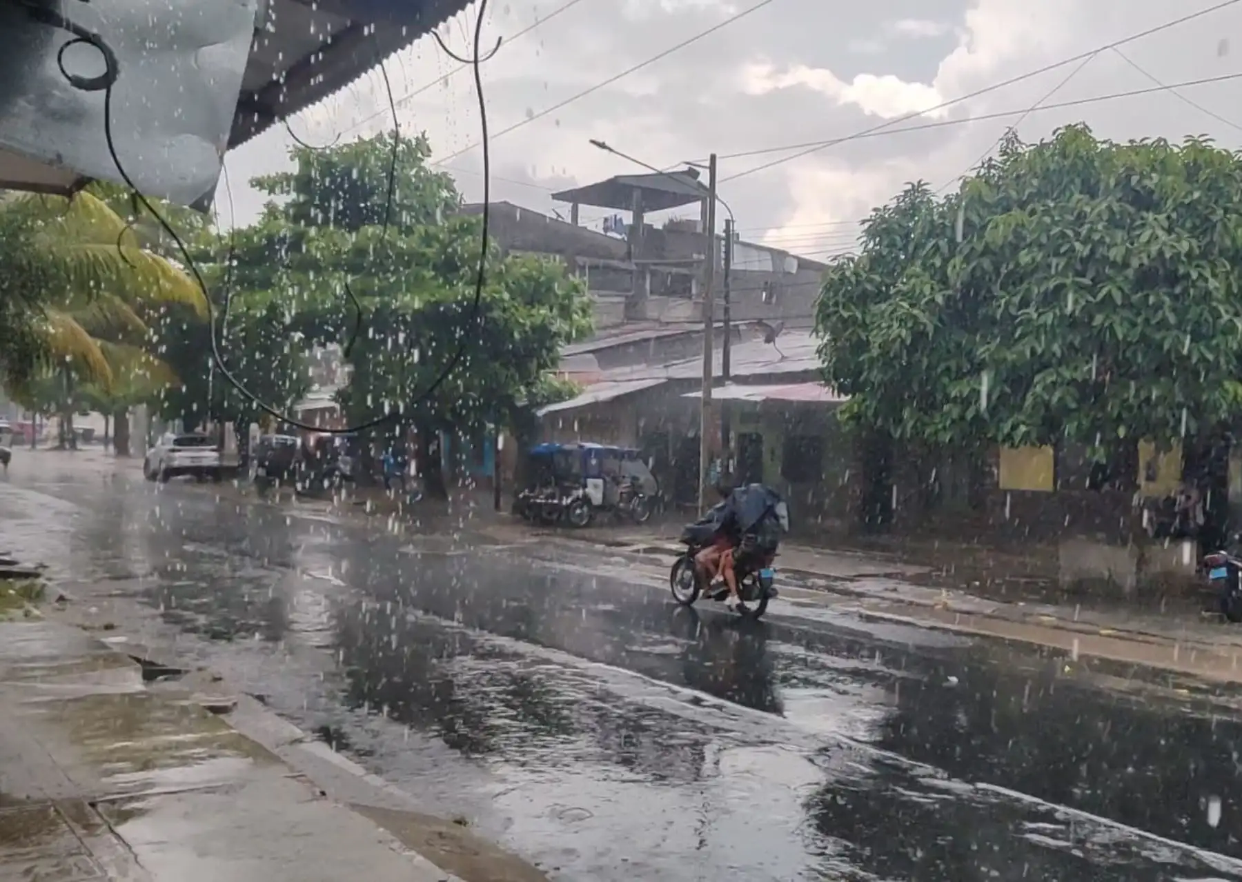 Lluvia intensa sorprendió a la población ayer en la madrugada