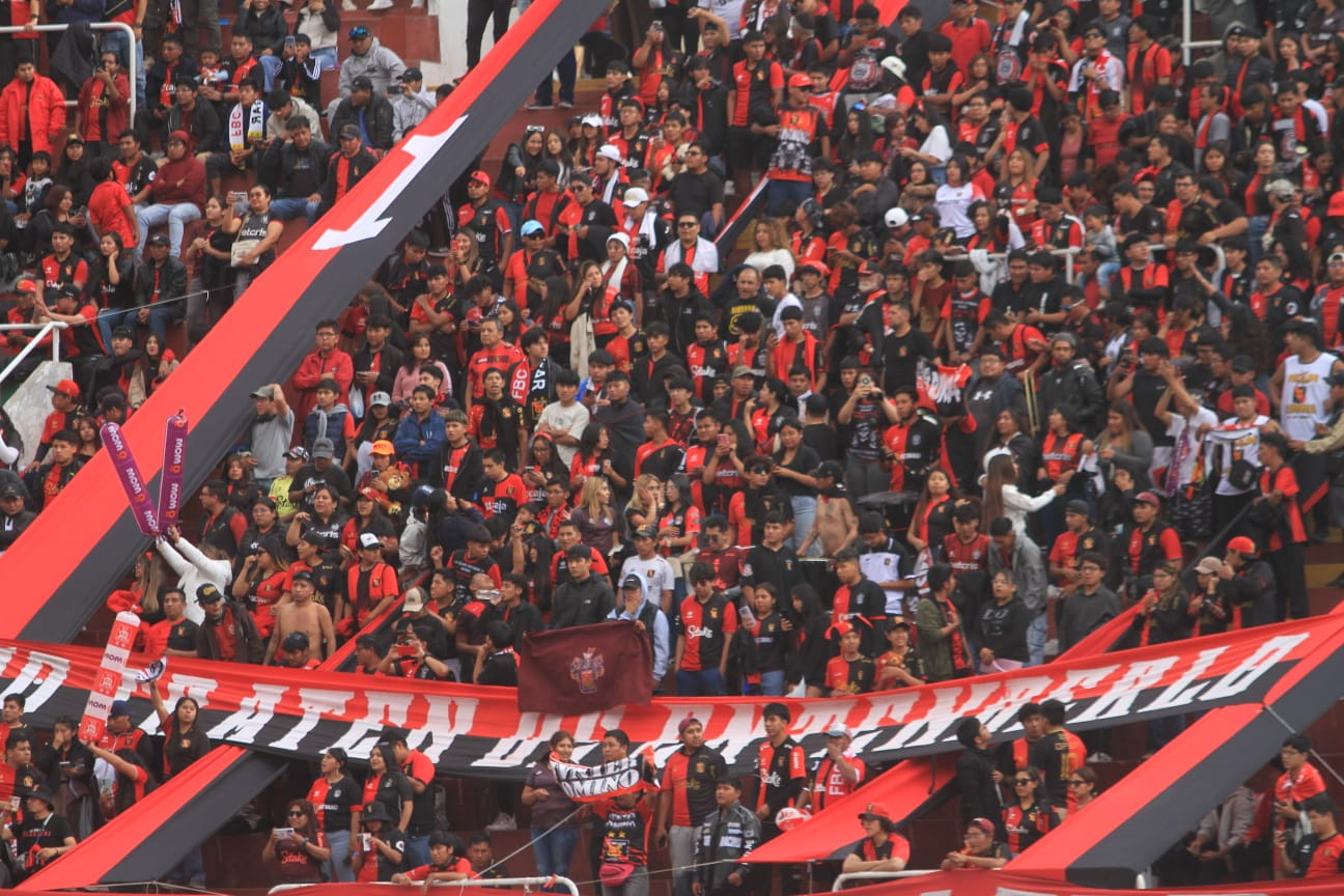 Hinchada incondicional espera debut de Melgar