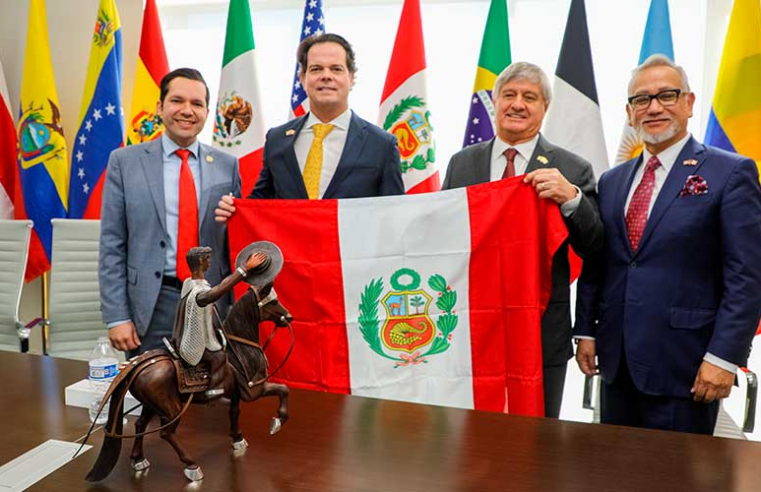 Nuevo embajador de Estados Unidos, Bernie Navarro, llegó al Perú