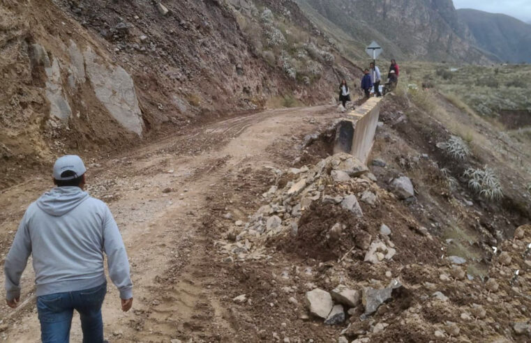 Intervienen en deslizamiento de rocas y restablece transitabilidad en Pampamarca