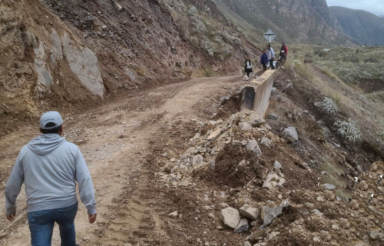 Intervienen en deslizamiento de rocas y restablece transitabilidad en Pampamarca