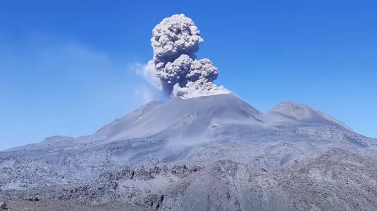 Volcán Sabancaya vuelve a expulsar cenizas y pone en riesgo a poblaciones