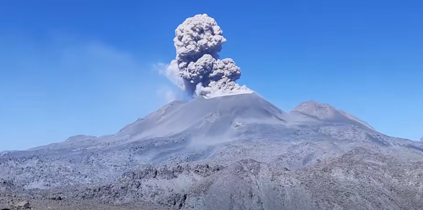 Volcán Sabancaya vuelve a expulsar cenizas y pone en riesgo a poblaciones