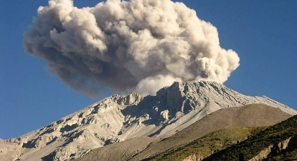 Continúa la alerta en el volcán Sabancaya tras nuevas explosiones