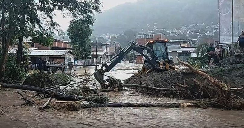 Chanchamayo: vehículo es arrastrado por río Garou y ocupantes salvan de morir