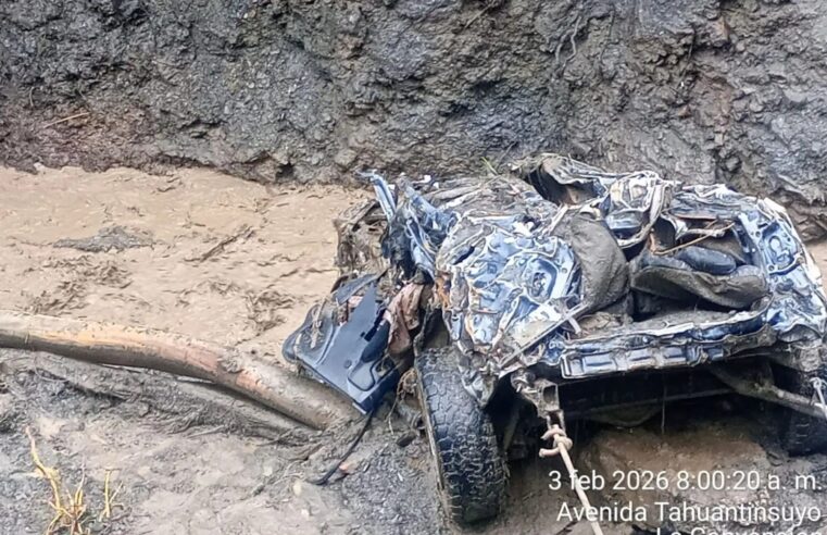 Camioneta es arrastrada por río tras quedar atrapada en lodo en Anco