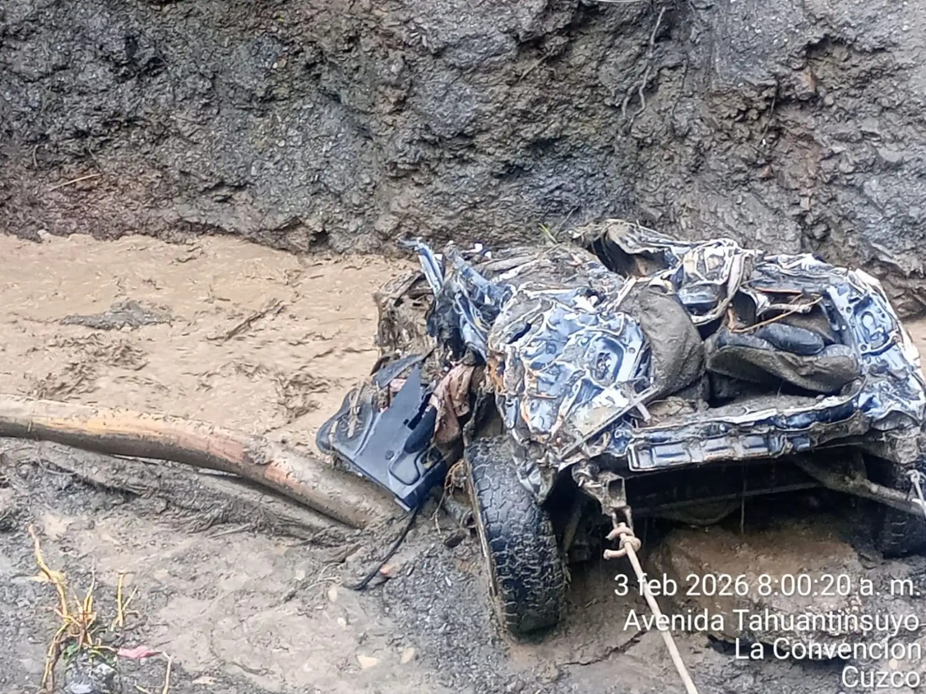 Camioneta es arrastrada por río tras quedar atrapada en lodo en Anco