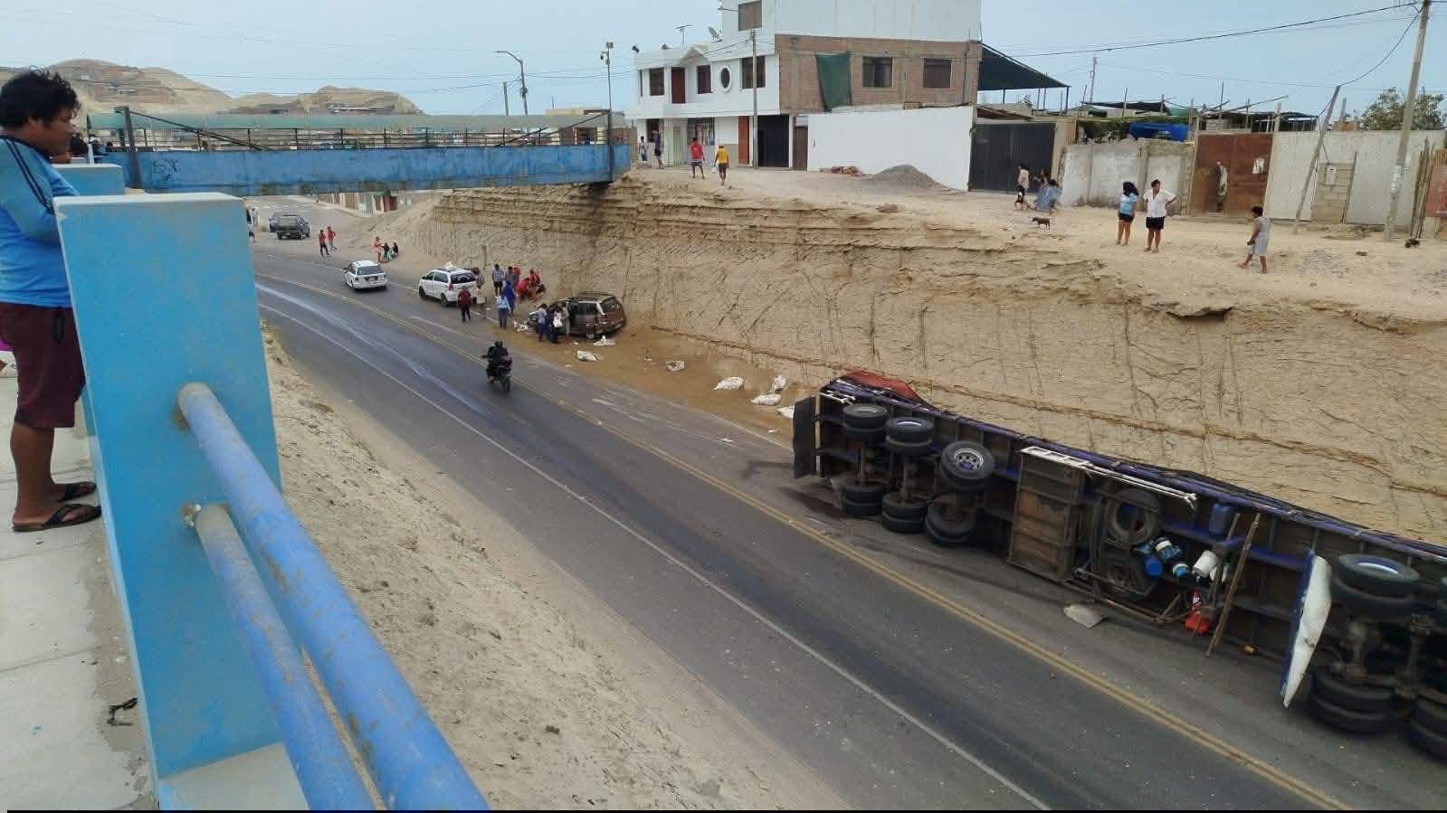 Choque entre tráiler y auto en Camaná deja varios heridos