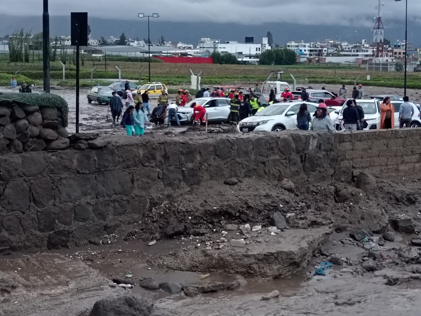 Universidad Continental invadió la torrentera y causó múltiples estragos