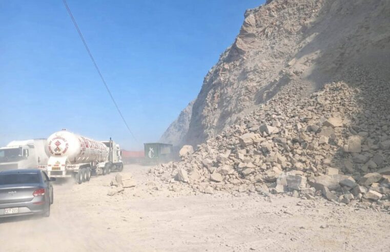 Varones se salvan de morir tras derrumbe en Panamericana Sur, tránsito sigue restringido