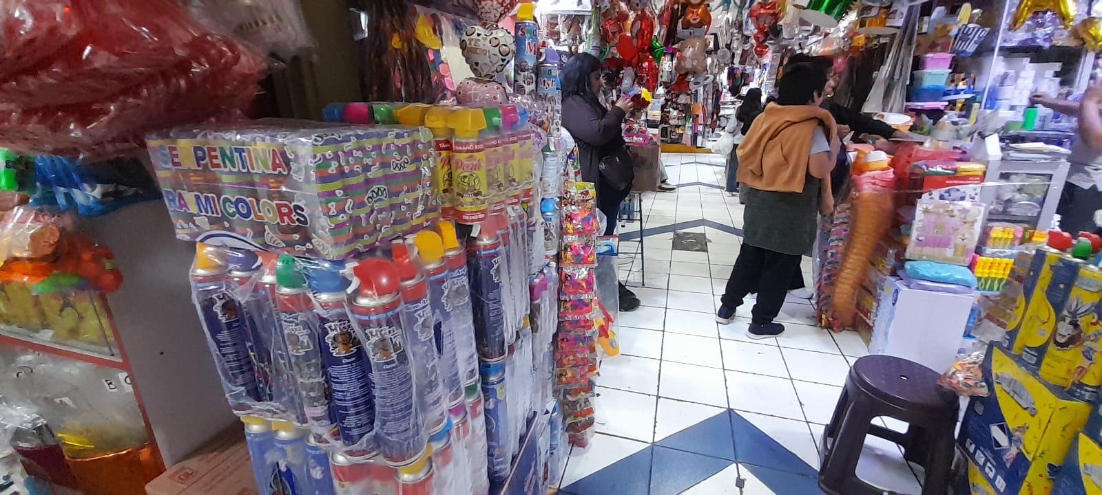 Artículos por carnavales se empezó a vender con regular demanda