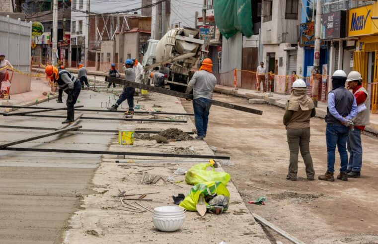 Mejoramiento vial en Av. Lambramani registra 90 por ciento de avance