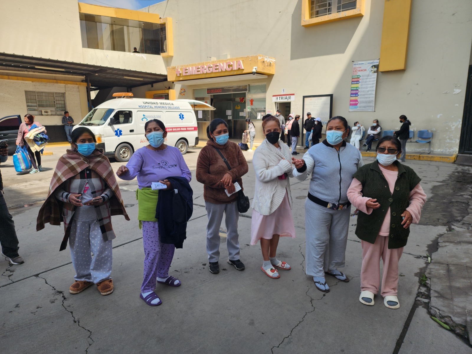 Pacientes protestan en hospital por falta de medicinas y suspensión de cirugías.