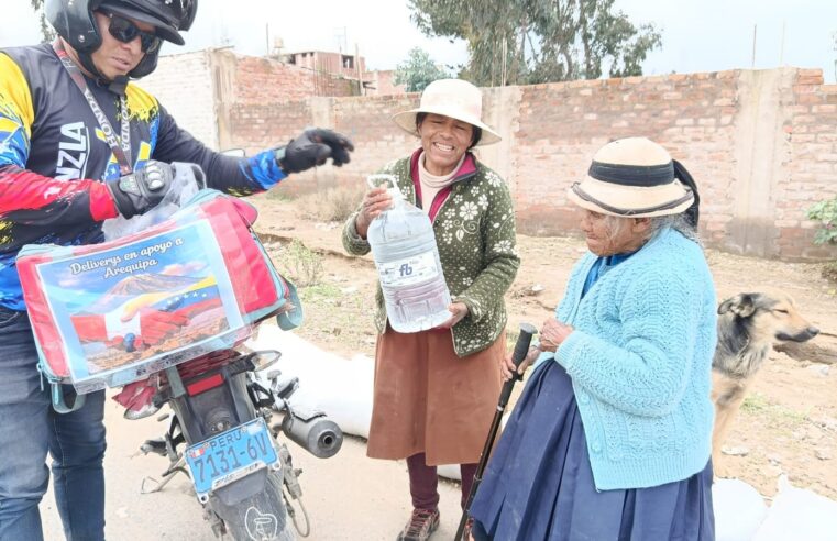 “LOS BUENOS SOMOS MÁS». Motorizados venezolanos brindan apoyo a las familias afectadas por los huaicos en Arequipa