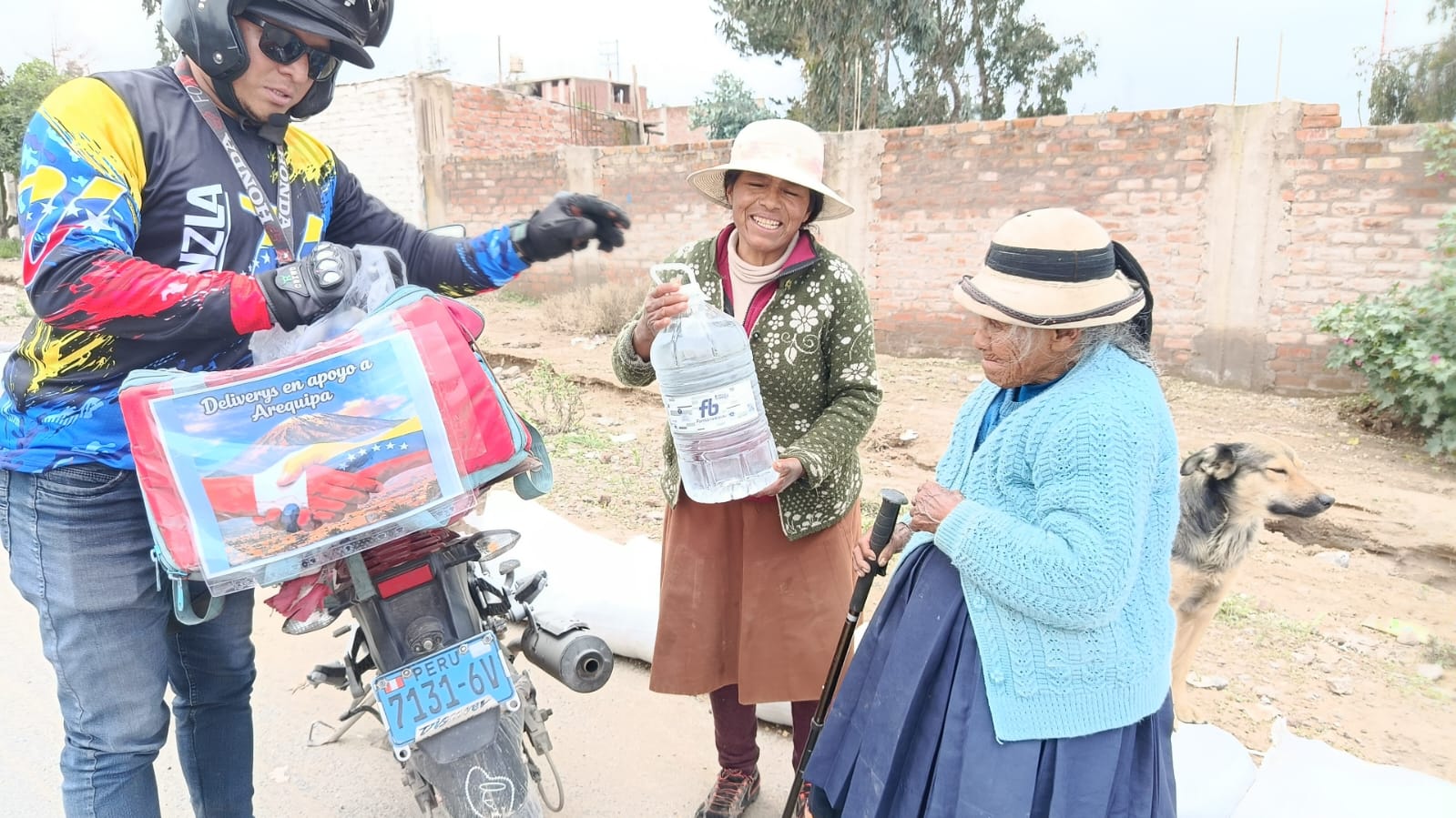 “LOS BUENOS SOMOS MÁS». Motorizados venezolanos brindan apoyo a las familias afectadas por los huaicos en Arequipa