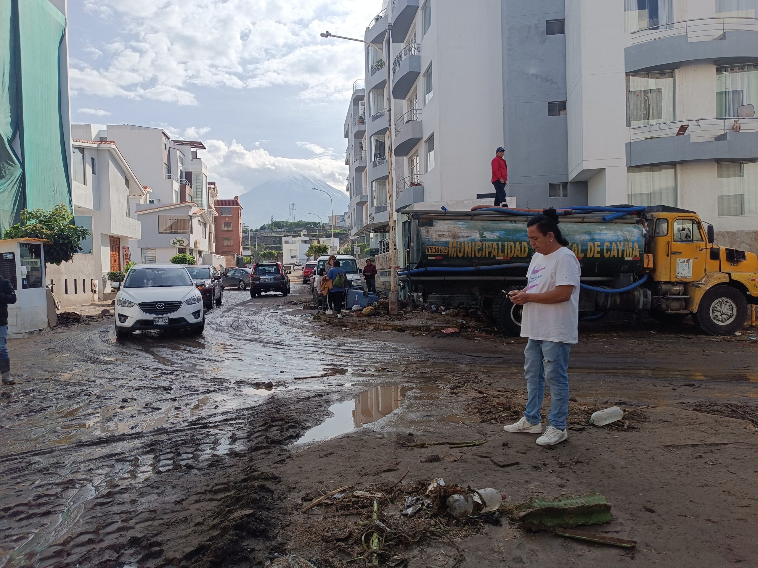 Vecinos de Cayma afectados por desborde de torrentera tras intensas lluvias