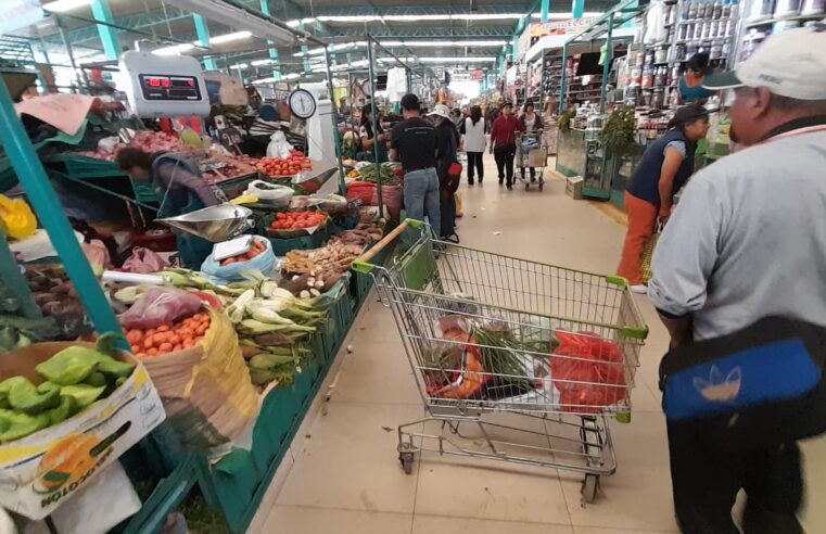 Mercados mantienen abastecimiento pese a bloqueo en la Panamericana Sur.
