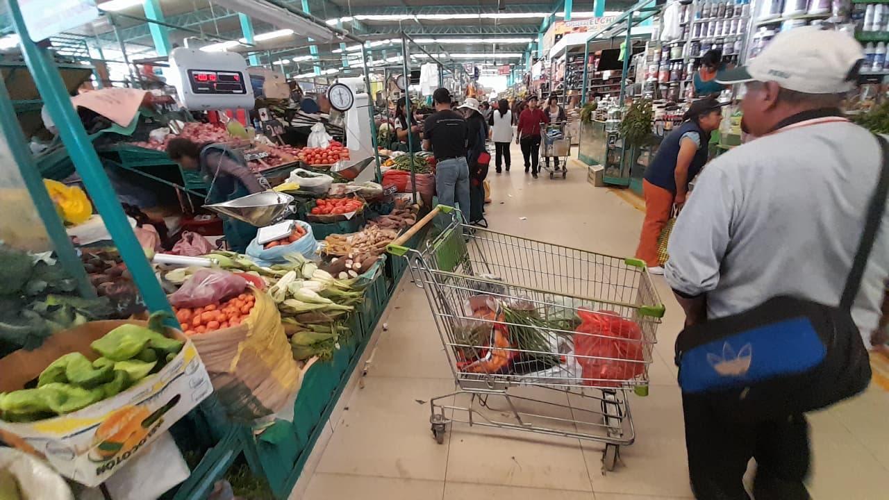 Mercados mantienen abastecimiento pese a bloqueo en la Panamericana Sur.
