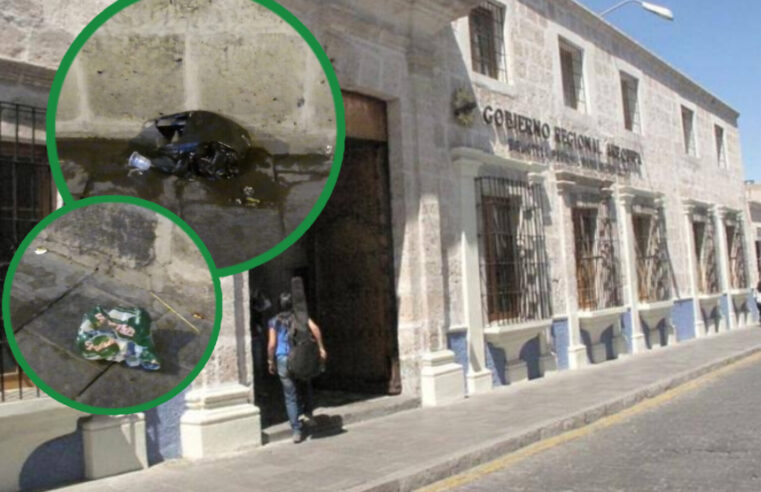 Jóvenes ebrios siguen ensuciando la biblioteca Mario Vargas Llosa