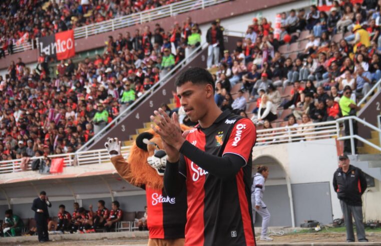 Alcántar, defensa que busca gol y juega todo como finales