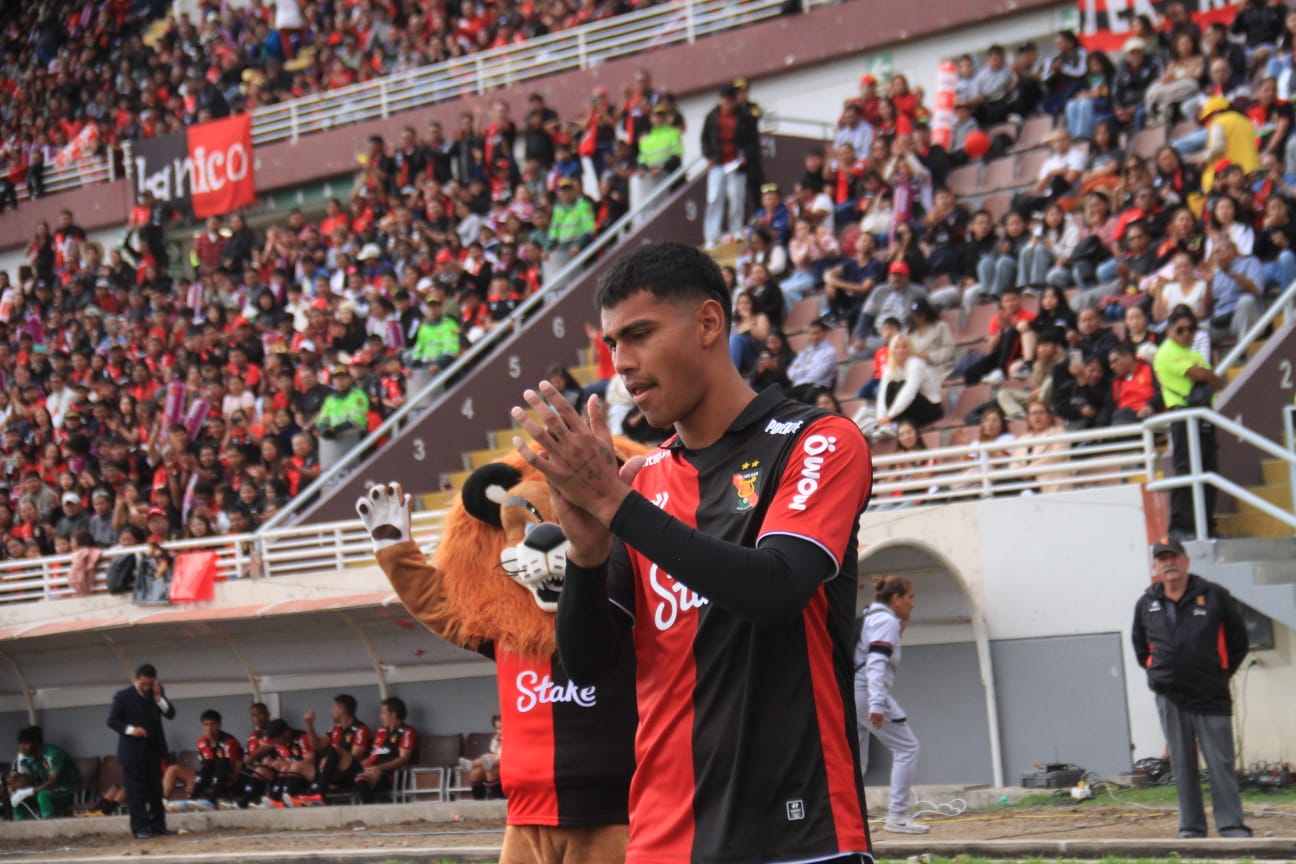 Alcántar, defensa que busca gol y juega todo como finales