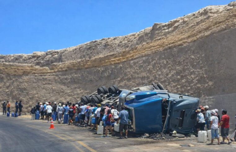 Tráiler se despista en Quilca y pobladores saquean carga de aceite
