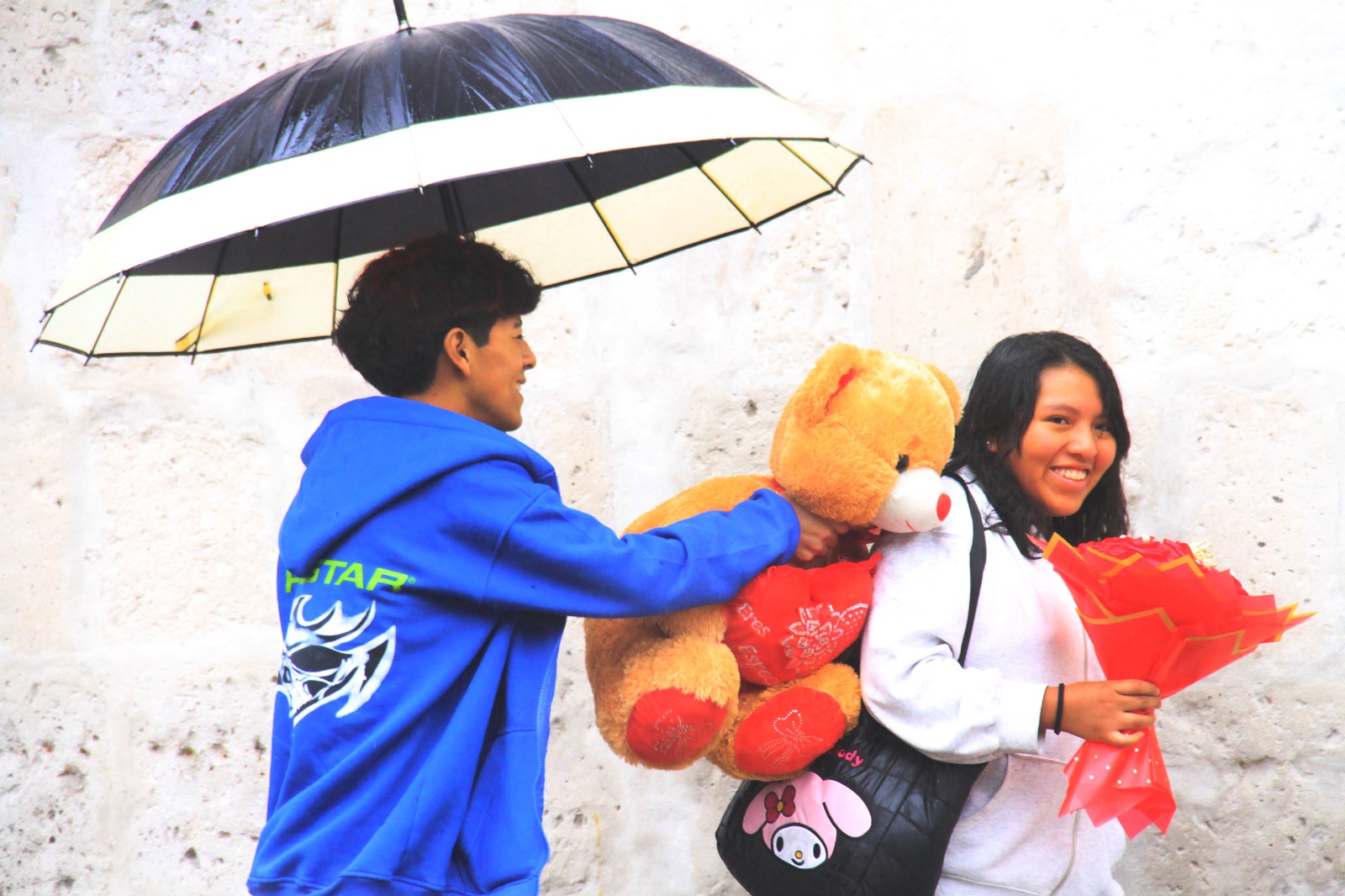 Entre flores y peluches celebran el Día de San Valentín en Arequipa