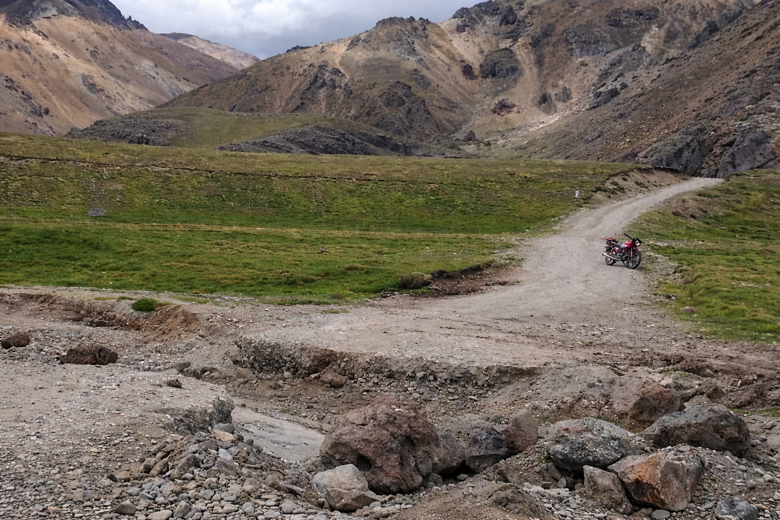 Río arrasa con carretera de Huaynacotas y deja incomunicados varios sectores