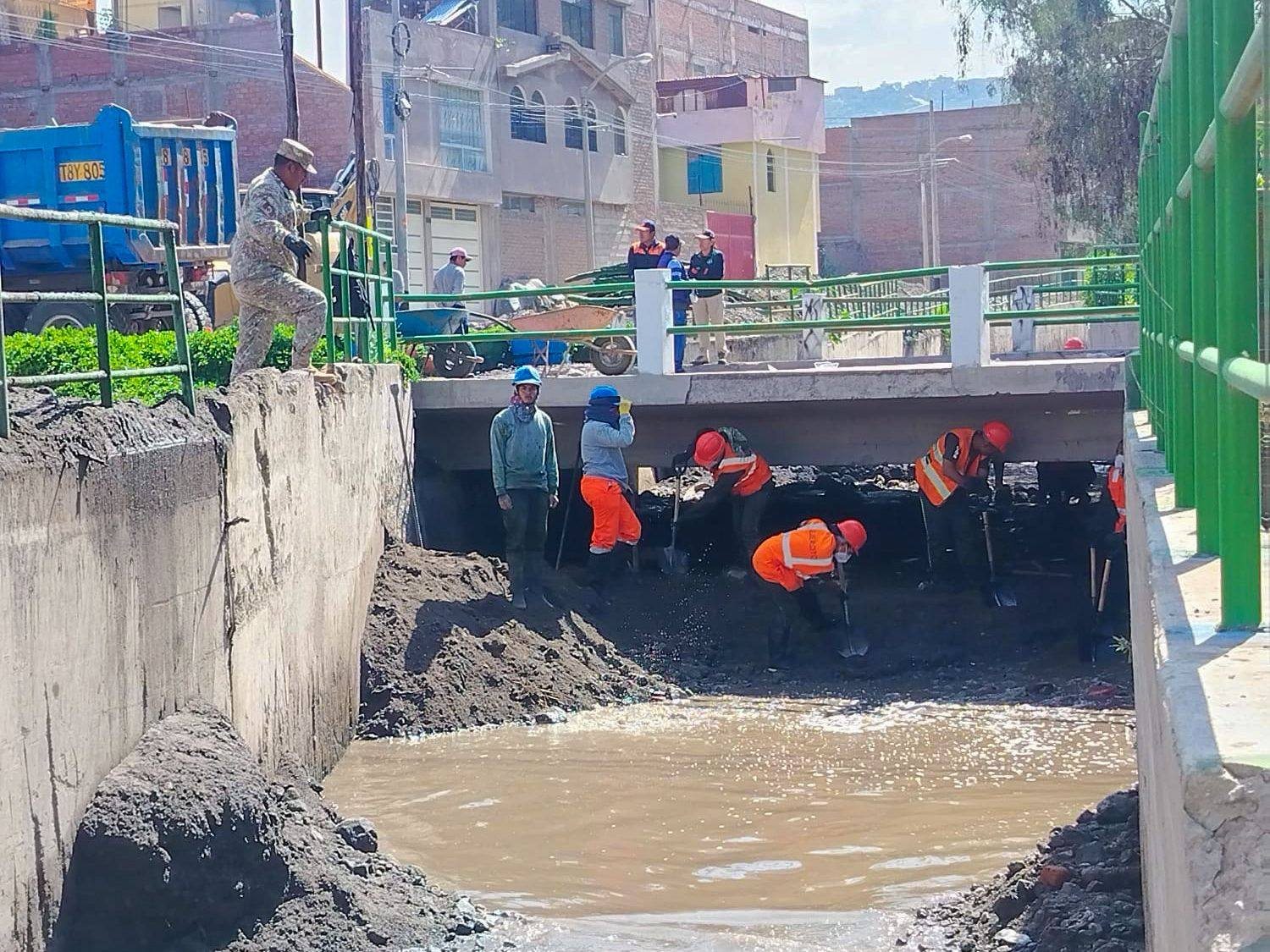 Ejército del Perú desbloquea vías y torrenteras afectadas por lluvias intensas