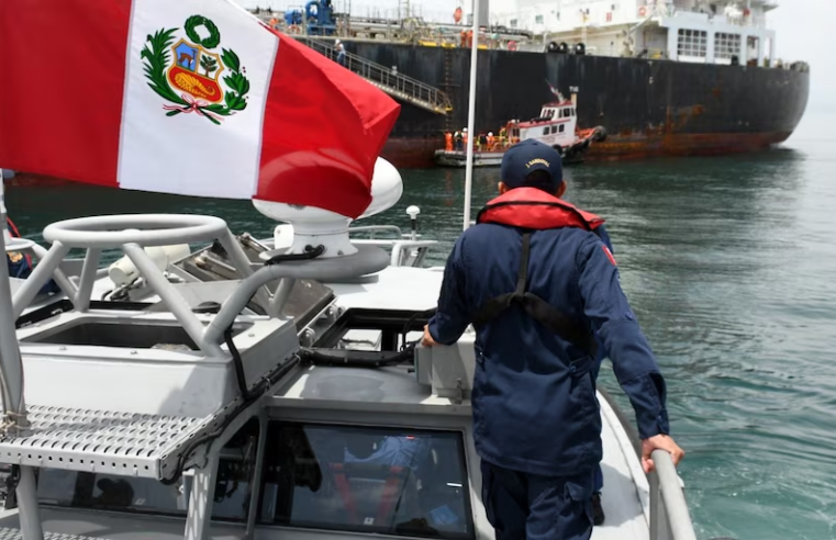 Marina de Guerra del Perú y de EE. UU. rescatan a 27 tripulantes de nave venezolana
