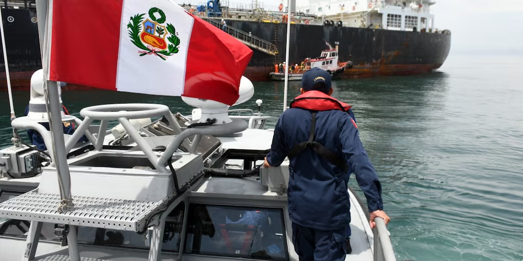 Marina de Guerra del Perú y de EE. UU. rescatan a 27 tripulantes de nave venezolana