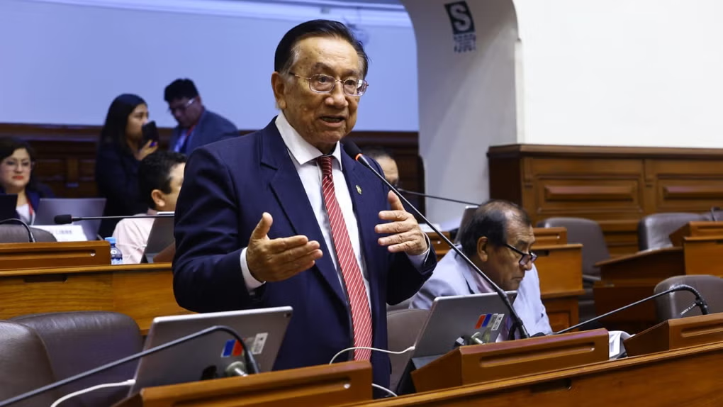 Balcázar dice que asumiría la Presidencia si Jerí es censurado