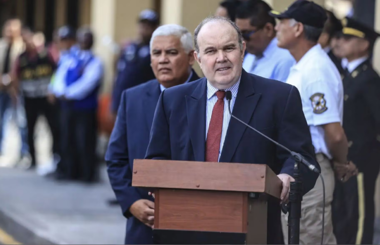 Fiscalía abre investigación contra López  Aliaga por destrucción de casonas