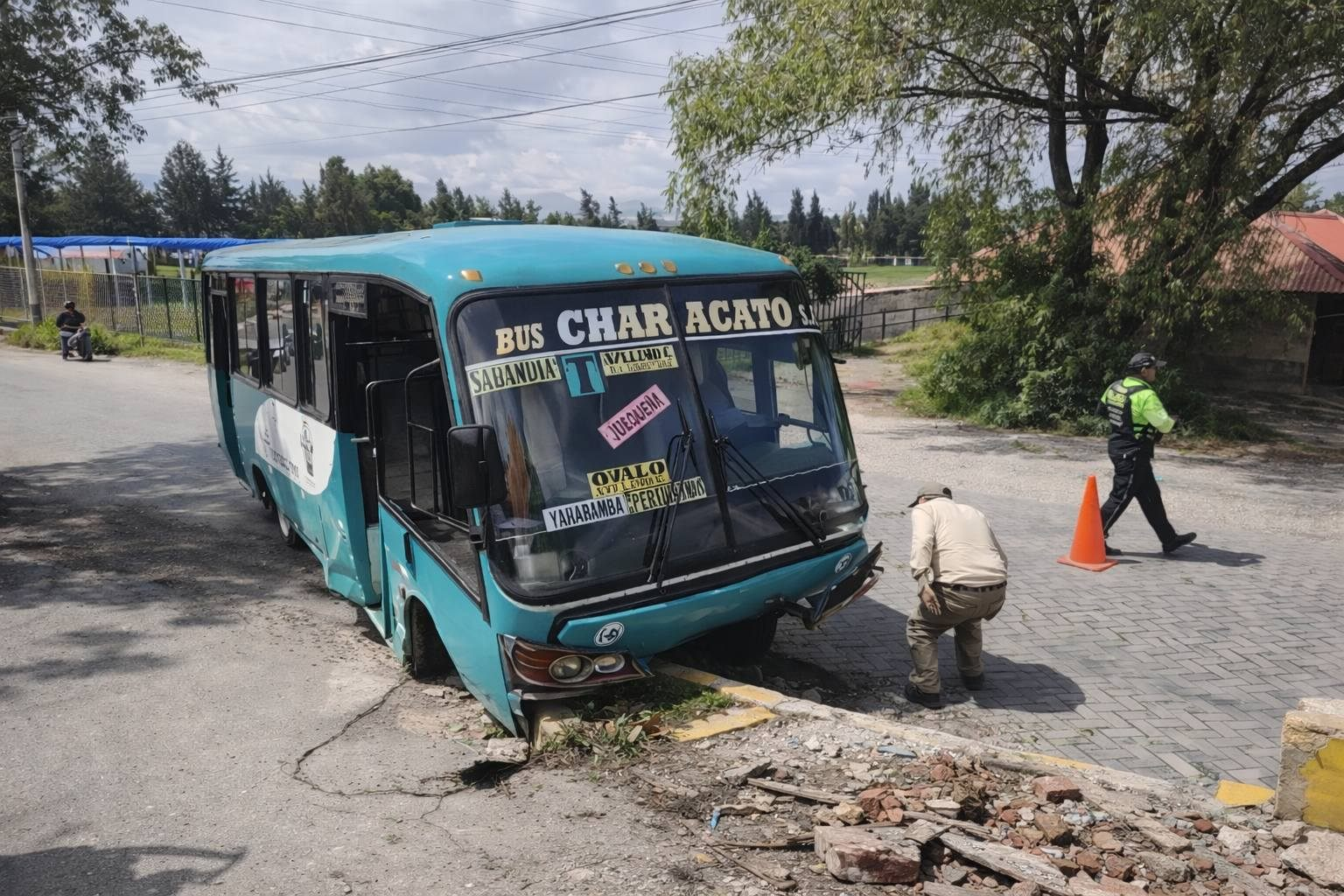 Bus del SIT choca con auto en Sabandía y pasajeros se salvan de morir