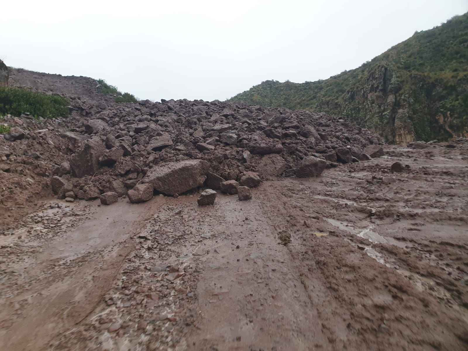 Huayco destruye carretera Andagua–Chilcaymarca–Orcopampa
