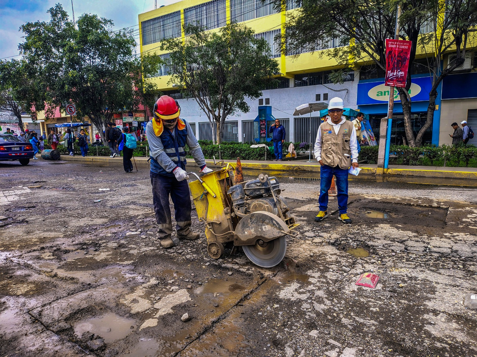 Recuperan 10 avenidas y calles dañadas por fuertes lluvias