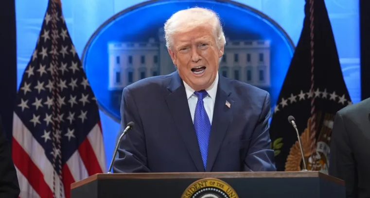 Trump anuncia que elevará al 15% el arancel global